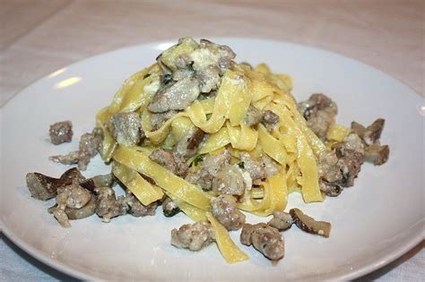 Tagliatelle Con Crema Di Parmigiano Porcini E Salsiccia Ropa