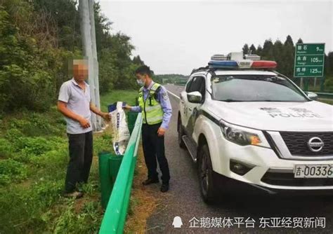 七旬老人高速公路旁挖野菜 高速交警用巡逻车护送回家腾讯新闻