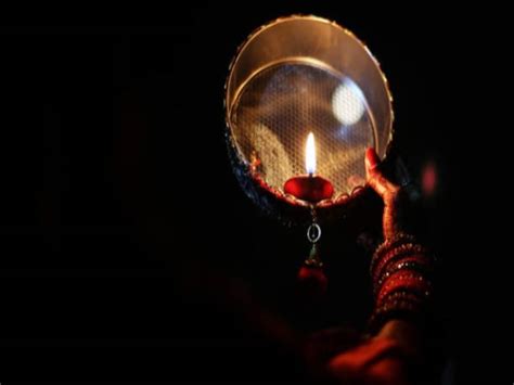 Karwa Chauth Sargi Time How Is The Karwa Chauth Fast Observed For