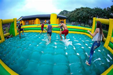 Família no Parque Aquático Parque Villa Lobos Guia da Semana