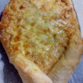 Peinirli Gondola Shaped Greek Cheese Pizza