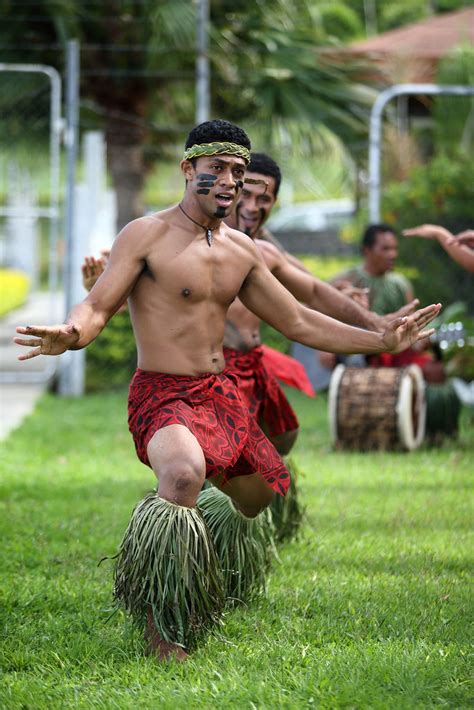 Men In Traditional Dress Perform The Fa Ataupati Or Slap Flickr