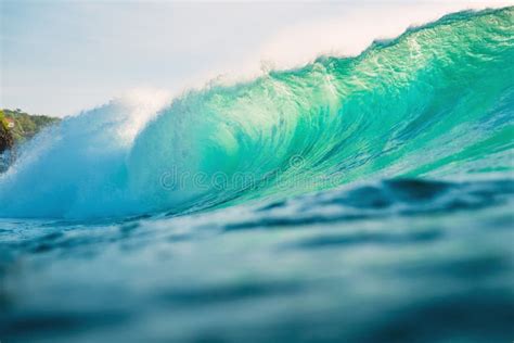 Onda Grande Para Practicar Surf En El Océano Fractura De La Onda De La