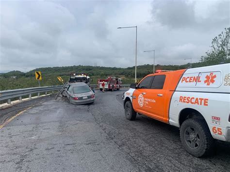 Choca Conductora Contra Barandal En Carretera Nacional De Montemorelos