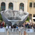 Lorenzo Quinn Support Installazione A Venezia