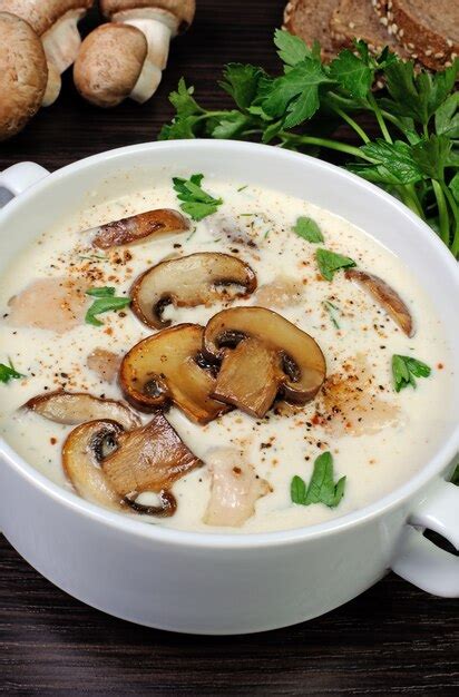 Sopa Cremosa De Champi Ones En Pur Y Rodajas De Pollo Foto Premium