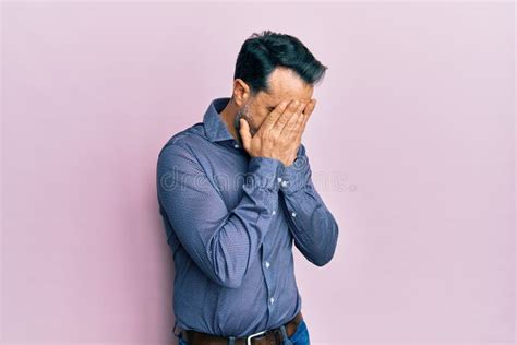 Homem De Meia Idade Barba E Cabelo Grisalho Vestindo Roupas De