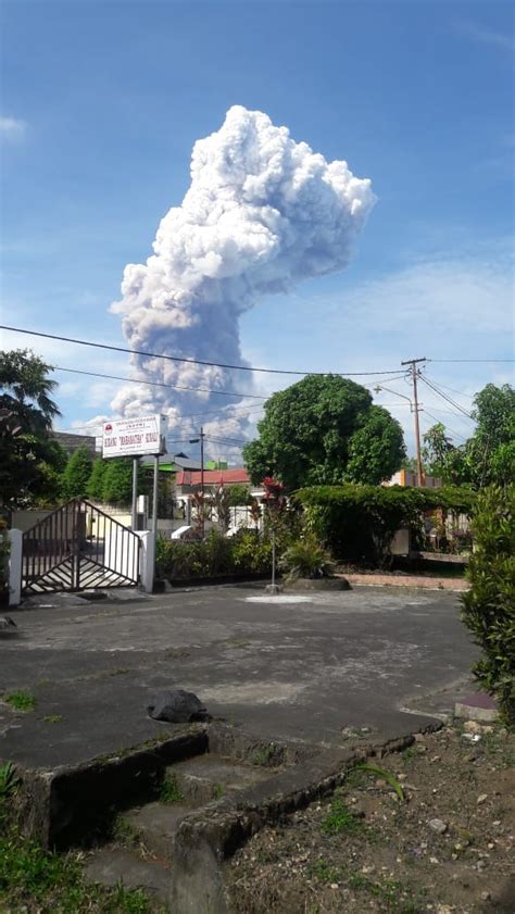 Gunung Soputan Erupsi Semburkan Asap Hingga Ketinggian Meter