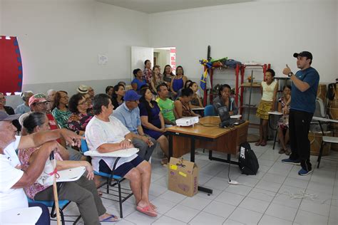 Idosos participam de palestra sobre saúde na terceira idade em Belo