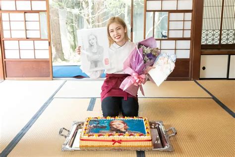 小芝風花：26歳の誕生日 主演ドラマ「波よ聞いてくれ」撮影現場でサプライズ祝福 原作者・沙村広明から“約束”のイラストも