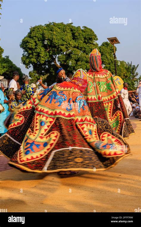 Un Guinguino In Costume Dai Colori Vivaci Invoca Gli Spiriti Ancestrali