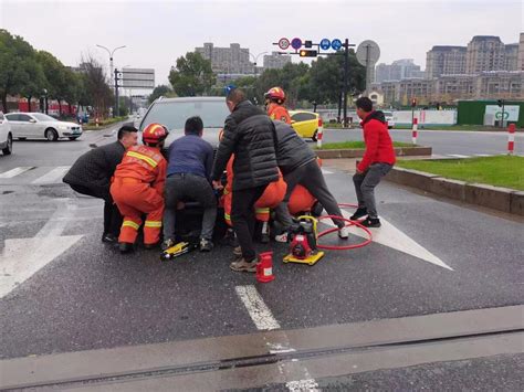 紧急救援丨老人被卷入车底 众人抬起“生命之门”