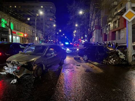 В центре Саратова не поделили дорогу Мерседес и Датсун Два