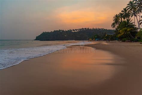 Playa De Mirissa Al Atardecer En Sri Lanka Foto De Archivo Imagen De