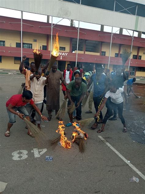 Benue Youths Wash Buharis Bad Luck Burn Apc Brooms After Visit Photos