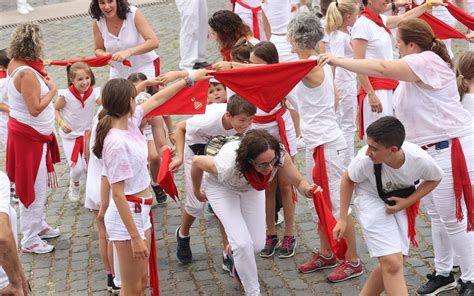 Festival De Danzas Vascas En La Plaza De Los Fueros