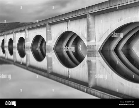 Ladybower reservoir bridge hi-res stock photography and images - Alamy