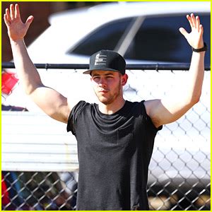 Nick Jonas Shows Off Massive Biceps In Australia Joe Jonas Nick