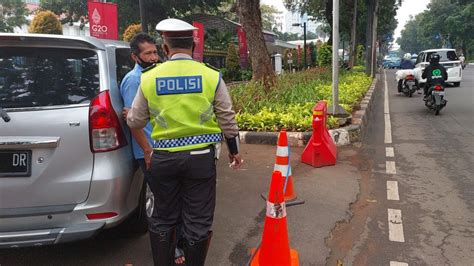 Polisi Mulai Tegas Tindak Mobil Yang Parkir Sembarangan Di Bahu Jalan