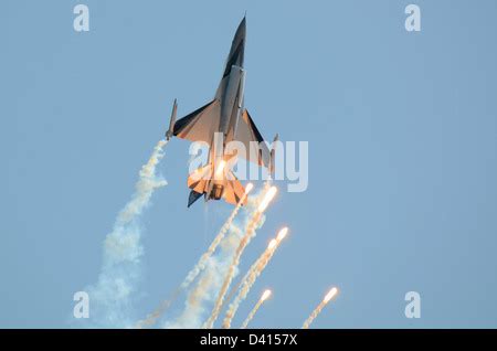 F-16 fighter jet firing off flares Stock Photo - Alamy