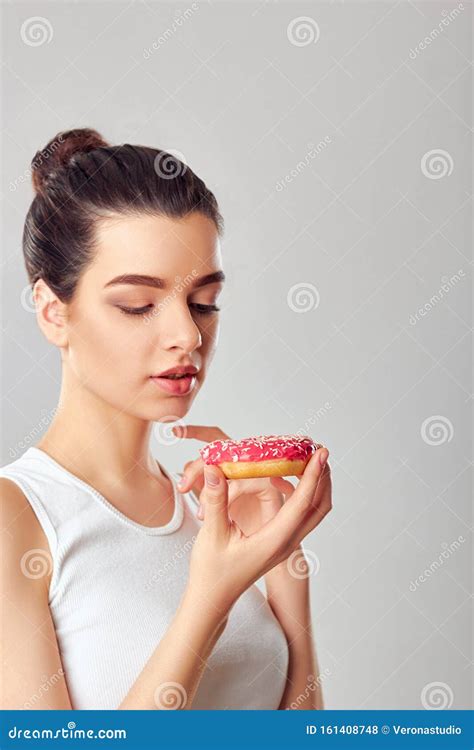 Cerrar El Retrato De Una Chica Hambrienta Comiendo Donuts Aislados