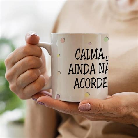 Caneca Flork Calma Ainda N O Acordei Madeiramadeira