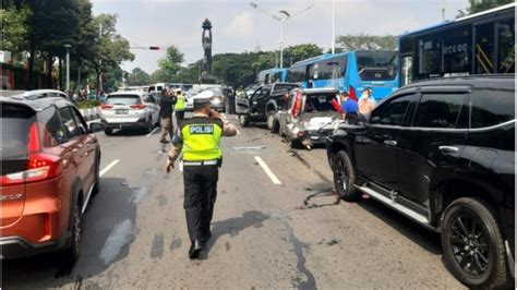 Mobil Tabrakan Beruntun Di Bundaran Senayan Gempita Co