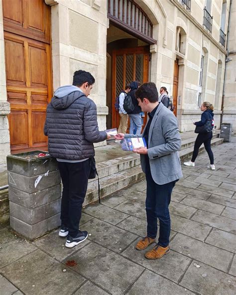 UNI Lycée on Twitter Ce midi nos militants tractaient devant le lycée