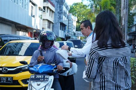 Pegadaian Kanwil V Manado Berbagi Takjil Buka Puasa Di Bulan Ramadan