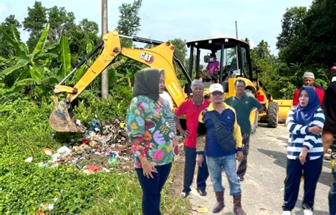 Bersama UPT DLH Mandau Lurah Air Jamban Goro Bersihkan Sampah Di Jalan