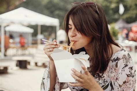 Chica Hipster Con Estilo Comiendo Fideos Wok Con Verduras De Una Caja