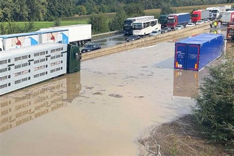 Starkregen Chaos Auf Der A Bei Oelde Autobahn Nach Unfall Gesperrt