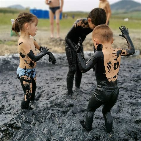 Грязевая ванна на стыке реки и моря 94 фото