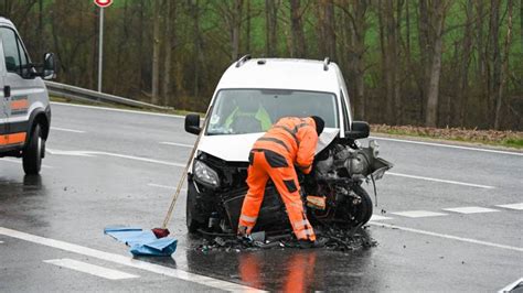 D Beln Zwei Fahrzeuge Krachen Frontal Zusammen Gegen