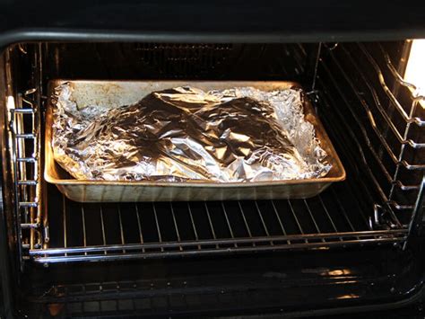 Can You Put Aluminum Foil In The Oven Safe And Smart Baking Tips 2024