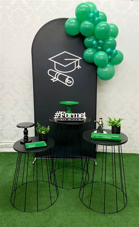 Aluguel Kit Formatura verde c painel romano Fuxica Locações de Kits