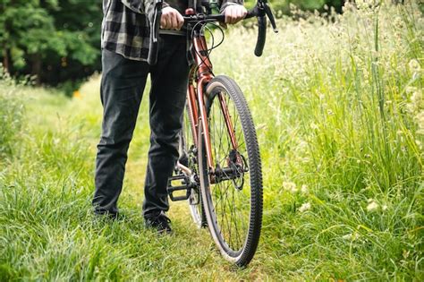 Un Homme V Lo Sur Une Route Foresti Re D T Photo Gratuite