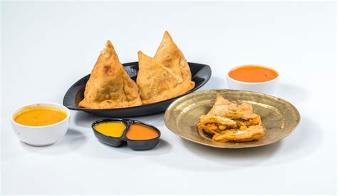 Premium Photo | Samosa with chutney