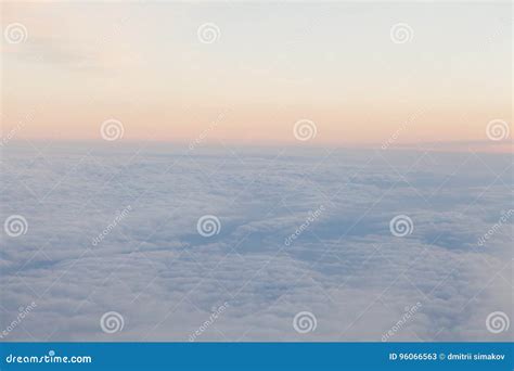 El Volar Sobre Las Nubes En El Paisaje De La Puesta Del Sol De Un