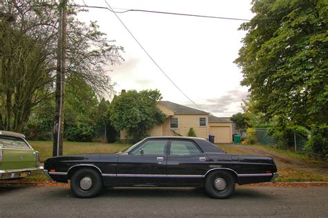 OLD PARKED CARS.: 1971 Ford Galaxie 500.