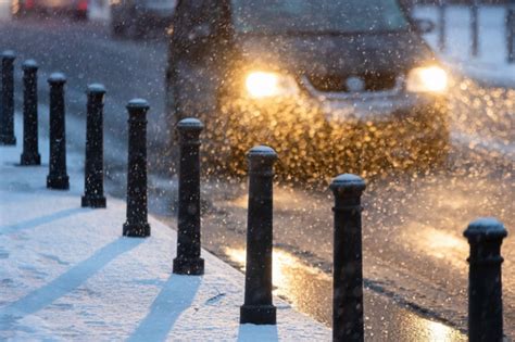 Keliai slidūs naktį eismo sąlygas sunkins plikledis perspėja kelininkai