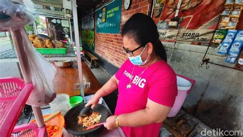 Ayam Geprek Bu Rum Penyetan Mas Kobis Kuliner Legend Di Jogja