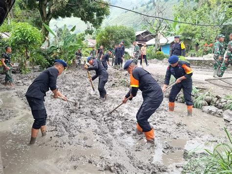 Polisi Bersihkan Rumah Warga Terdampak Bencana Longsor Di Humbahas