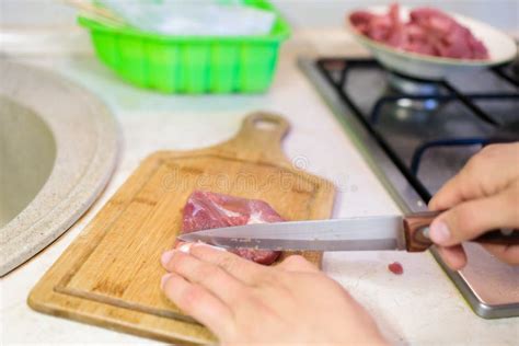 O Homem Corta A Carne De Uma Ram Para O Pilau Imagem De Stock Imagem