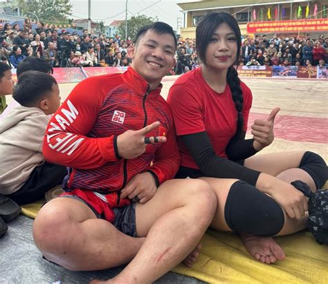 Hot girl Anh Thơ so tài nhà vô địch nam Đào Hồng Sơn ở sới vật hội làng fan dậy sóng