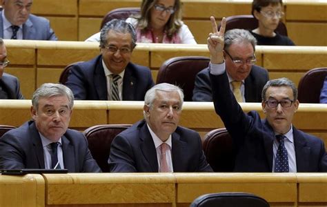 El PP saca adelante la reforma del TC el mismo día que Mas declara como