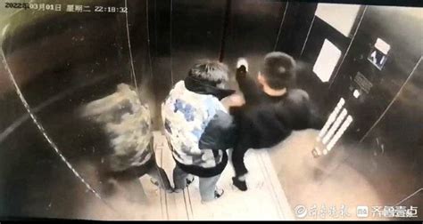 电梯咋得罪他了？济南一小区内男子猛踹电梯门，物业公司报警黑衣齐鲁按键