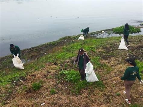 Aparat Pemkab Dairi Dan Masyarakat Bersihkan Pinggiran Danau Toba Di