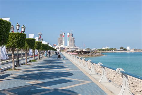 Abu Dhabi Corniche | ExpatWoman.com