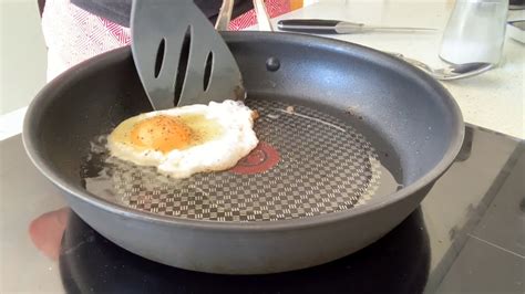 How To Cook Eggs Over Easy Without Breaking The Yolk Youtube